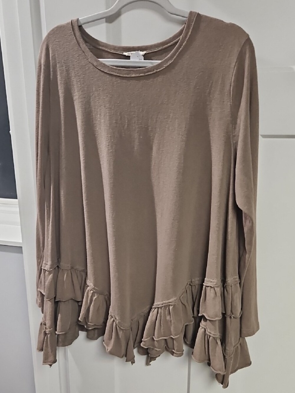 easel Taupe Long Sleeve Ruffle-Hem Tee
